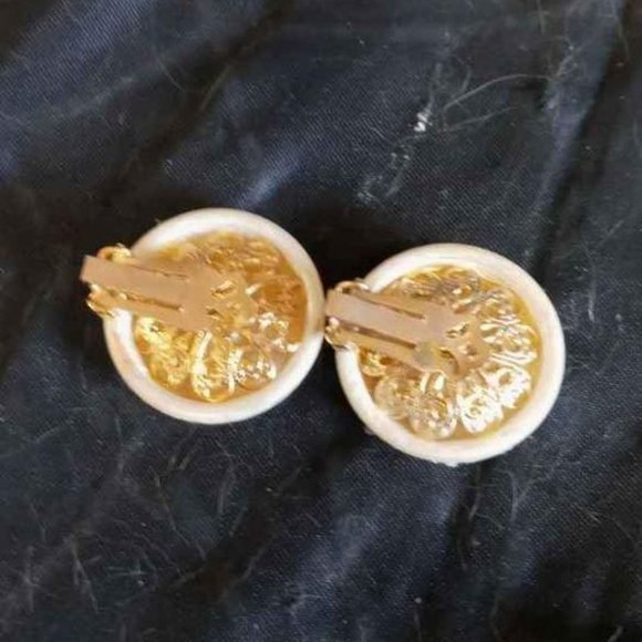 VTG BUTTON STYLE LARGE FAUX PEARLIZED CLIP ON EARRINGS HAS GOLD TONE FLOWER - Picture 5 of 5